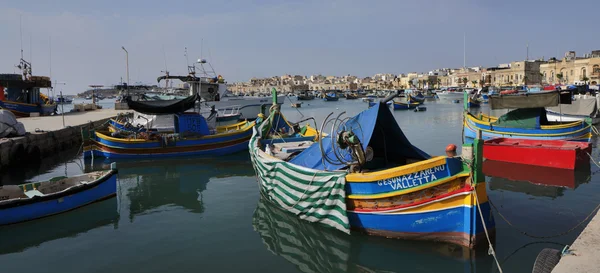 Isola di Malta, Marsaxlokk, vista sulla città e barche da pesca in legno — Foto Stock