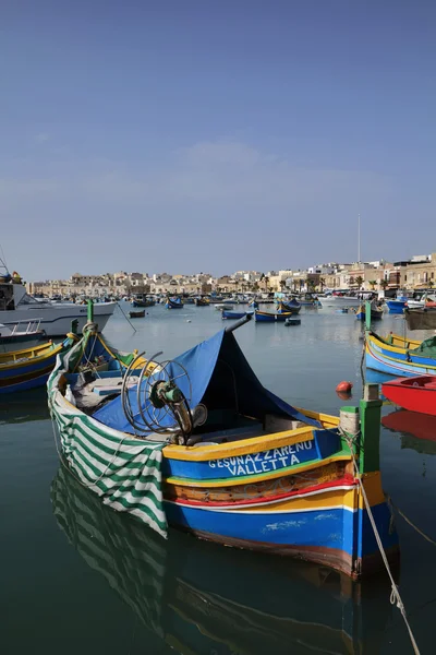 Isla de Malta, Marsaxlokk, vista de la ciudad y barcos pesqueros de madera — Foto de Stock