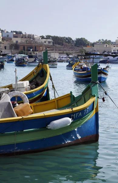 Málta szigetén, marsaxlokk, a kikötő fa halászhajók — Stock Fotó