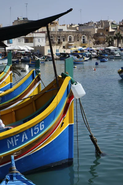 Isola di Malta, Marsaxlokk, barche da pesca in legno nel porto — Foto Stock