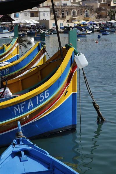 Insel Malta, Marsaxlokk, hölzerne Fischerboote im Hafen — Stockfoto