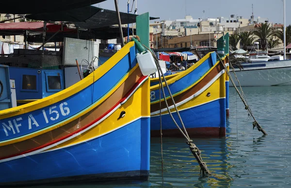 马耳他岛、 马尔萨什洛克、 木制渔船在港口 — 图库照片