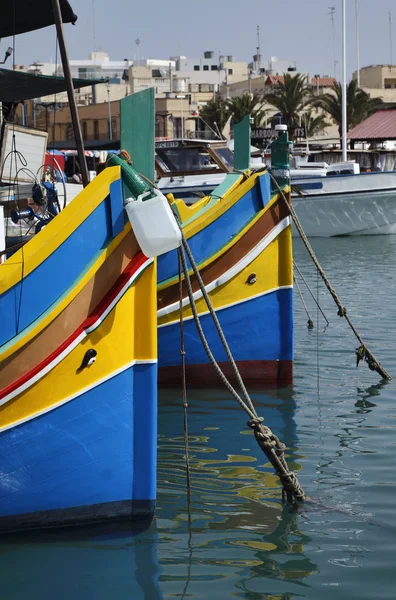 Malta Island, Marsaxlokk, barcos pesqueros de madera en el puerto — Foto de Stock