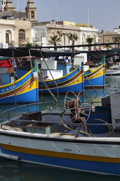 Ostrov Malta, marsaxlokk, dřevěné rybářské lodě v přístavu — Stock fotografie