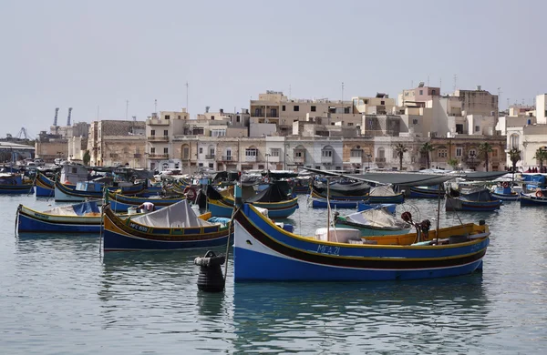 Isola di Malta, Marsaxlokk, barche da pesca in legno nel porto — Foto Stock