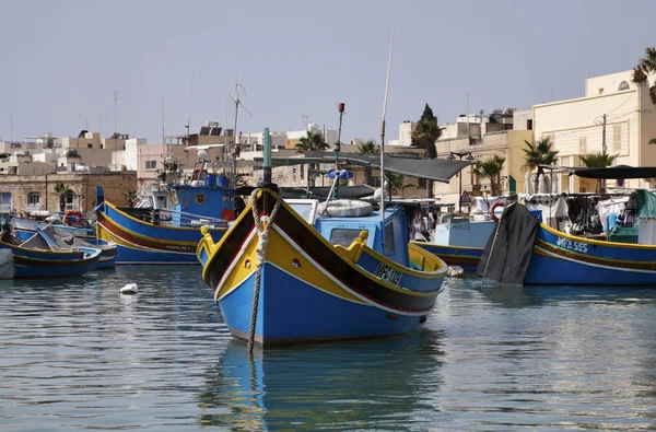 Marsaxlokk, Malta island, houten vissersboten in de haven — Stockfoto
