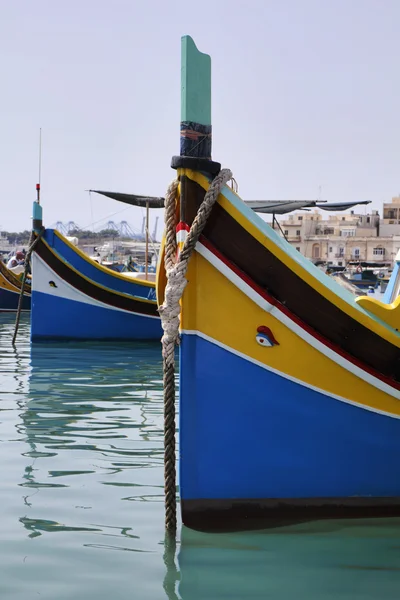Malta Island, Marsaxlokk, barcos de pesca de madeira no porto — Fotografia de Stock