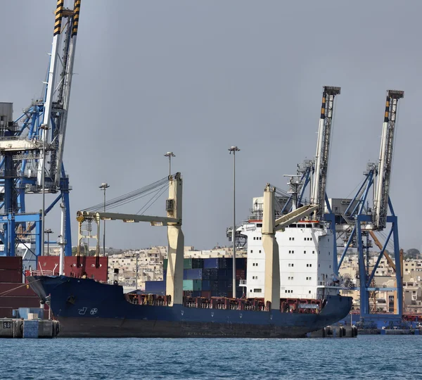 Malta Island, Marsaxlokk, fábrica de carga de buques de carga —  Fotos de Stock