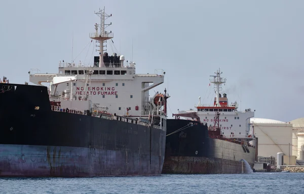 Остров Мальта, Марсаксик, пустые нефтяные танкеры — стоковое фото