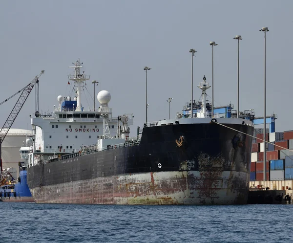 Marsaxlokk, Málta szigetén, üres olajszállító tartályhajó — Stock Fotó