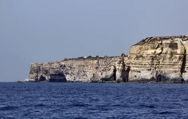 Malta island, weergave van de westerse rotsachtige kustlijn — Stockfoto