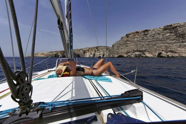 Malta Island, veduta della costa rocciosa occidentale da una barca a vela — Foto Stock