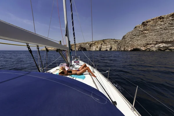 Wyspa Malta, widok na skaliste wybrzeża zachodniej z łodzi żaglowych — Zdjęcie stockowe