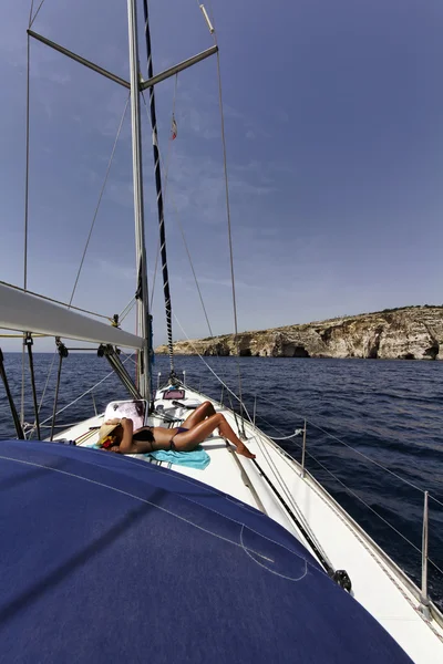 Malta island, weergave van de westerse rotsachtige kustlijn van een zeilboot — Stockfoto