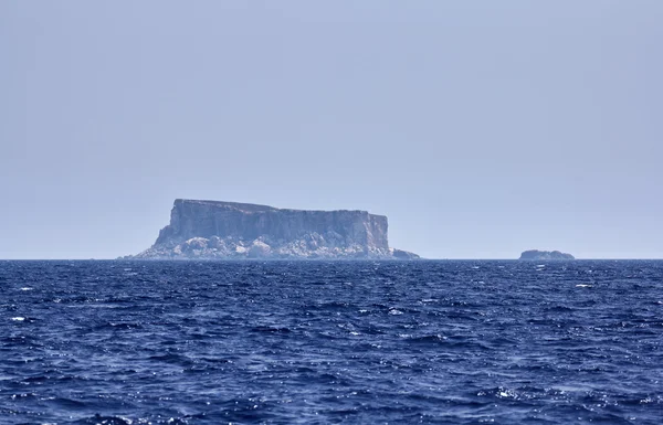 Mar Mediterráneo, vista de la isla de Filfola, una pequeña isla frente a Malta —  Fotos de Stock
