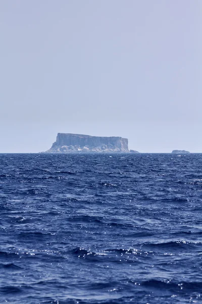 Mer Méditerranée, vue sur l'île de Filfola, une petite île au large de Malte — Photo