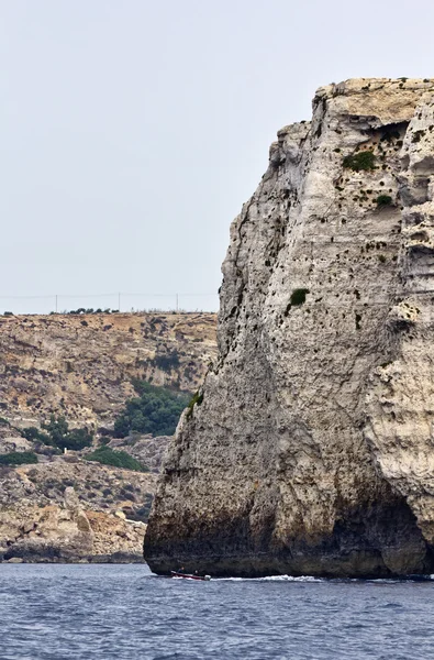 Malta island, uitzicht op de zuidelijke rotsachtige kustlijn van het eiland — Stockfoto