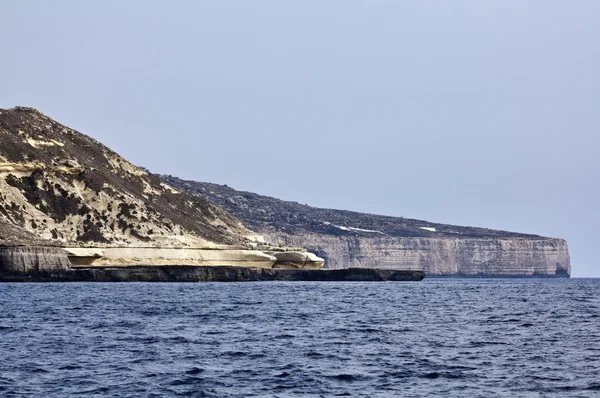 马耳他岛南部的海岸线岩石的全景视图 — 图库照片