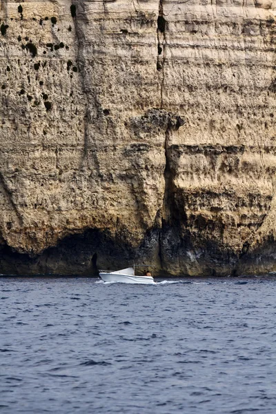 Málta szigetén, kilátással a sziget déli partvidék sziklás — Stock Fotó