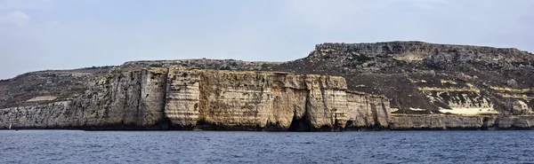 Ilha de Malta, vista do litoral rochoso sul da ilha — Fotografia de Stock