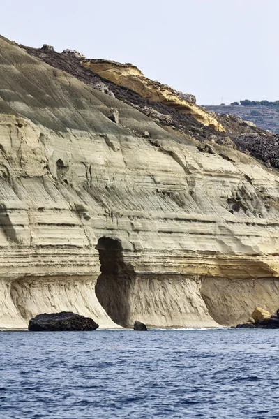 Malta island, uitzicht op de zuidelijke rotsachtige kustlijn van het eiland — Stockfoto