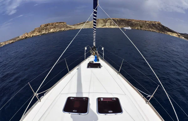Málta szigetén, kilátással a sziget déli partvidék sziklás — Stock Fotó