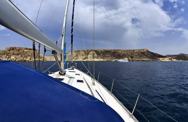 Мальта острів, вид на південному узбережжі скелясті острова — стокове фото