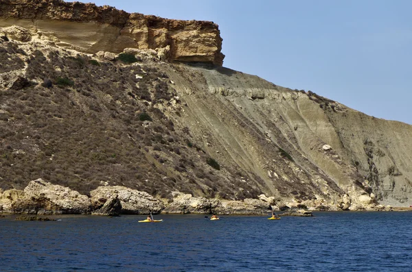 Ön Malta, unga på kajaker i gnejna bay — Stockfoto