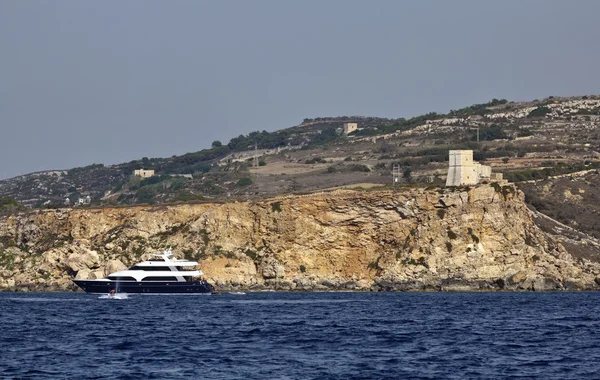 Malta Island, old Saracin tower and luxury yacht — Stock Photo, Image