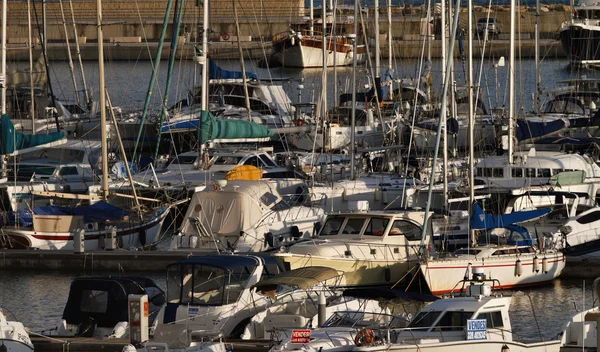 Italie, Sicile, Mer Méditerranée, Marina di Ragusa, vue sur les yachts de luxe — Photo