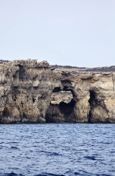 Malta Adası, adanın güney kayalık sahil şeridi görünümü — Stok fotoğraf
