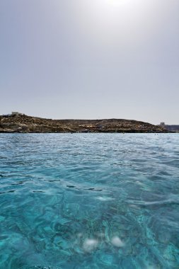 Malta Adası comino's blue lagoon kristal berraklığında su