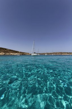 Malta Adası comino's blue lagoon yelkenli tekneler