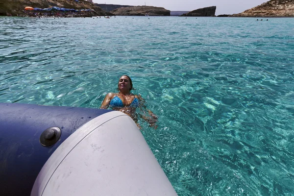 マルタ島、コミノの青いラグーンの澄んだ水 — Stock fotografie