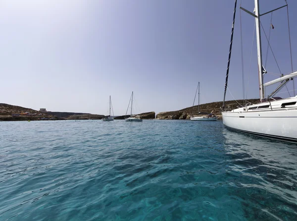 Isla de Malta, veleros en la Laguna Azul de Comino —  Fotos de Stock