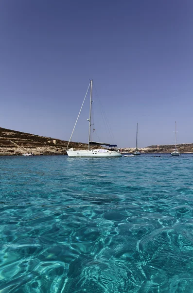 Μάλτα νησί, πλέοντας βάρκες στο μπλε λιμνοθάλασσα του Κομίνο — Φωτογραφία Αρχείου