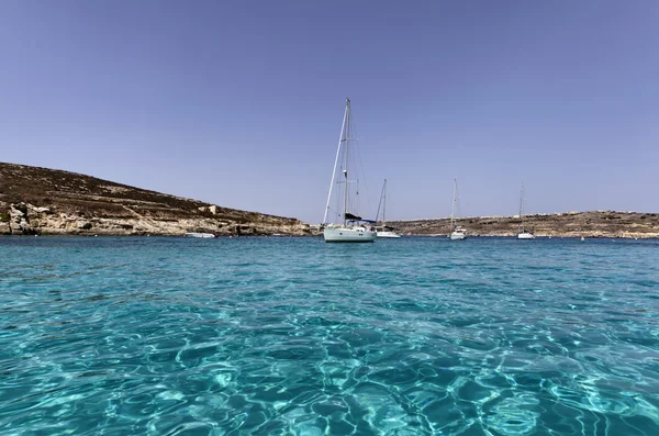 Malta Island, sailing boats in Comino's Blue Lagoon — Stock Photo, Image