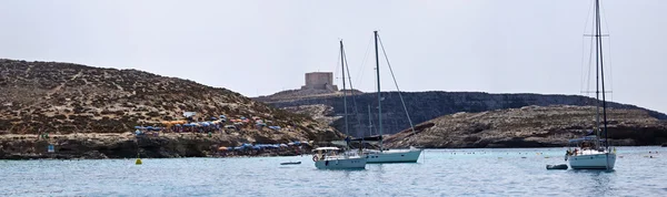 Остров Мальта, старая Сарацинская башня и салютные лодки — стоковое фото
