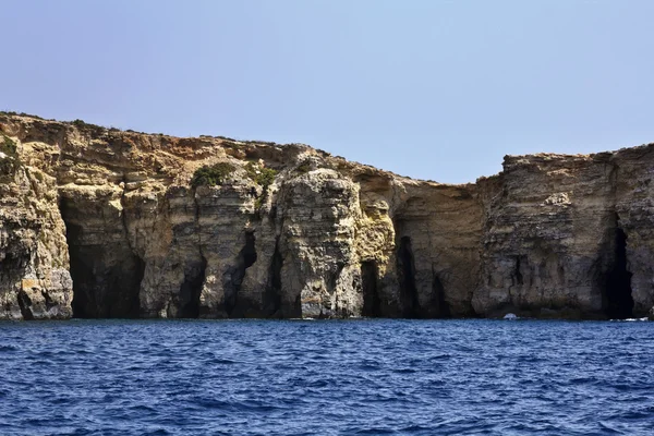 Malta, isla de Gozo, vista de la costa rocosa del sur — Foto de Stock
