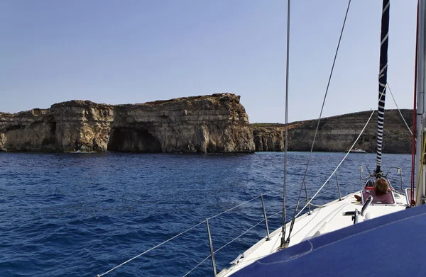 Malta, gozo eiland, uitzicht op de zuidelijke rotsachtige kustlijn — Stockfoto