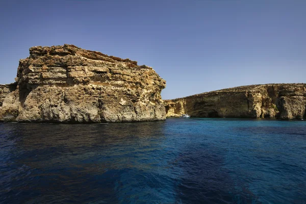 Malta, gozo ön, utsikt över den södra klippiga kusten — Stockfoto