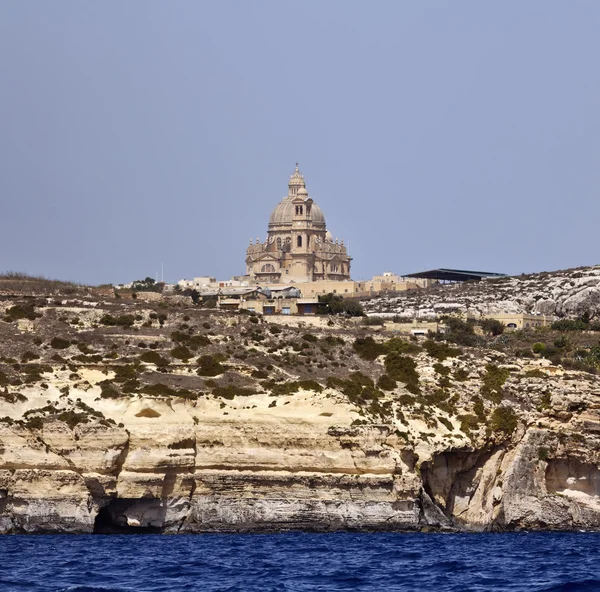 Málta, gozo-szigeten, a déli sziklás tengerpart látványa — Stock Fotó