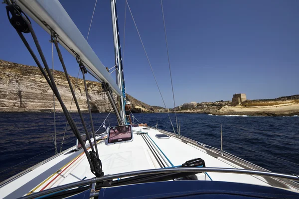 Malta, gozo eiland, uitzicht op de zuidelijke rotsachtige kust van het eiland — Stockfoto