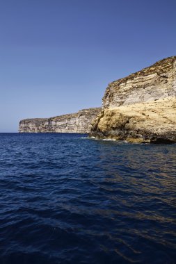 Malta, gozo Adası, adanın güney kayalık sahil şeridi görünümü