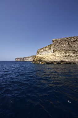 Malta, gozo Adası, adanın güney kayalık sahil şeridi görünümü