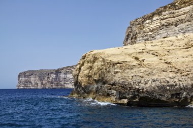 Malta, gozo Adası, adanın güney kayalık sahil şeridi görünümü