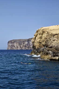 Malta, gozo Adası, adanın güney kayalık sahil şeridi görünümü