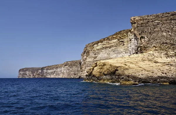 Malta, gozo Adası, adanın güney kayalık sahil şeridi görünümü — Stok fotoğraf