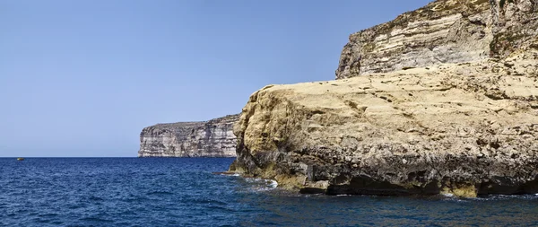 Malta, gozo eiland, uitzicht op de zuidelijke rotsachtige kustlijn van het eiland — Stockfoto