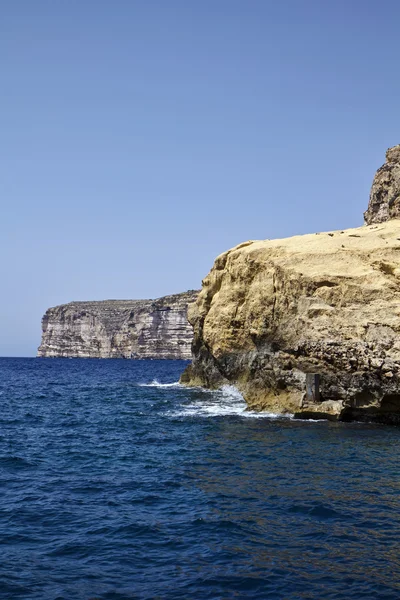 マルタ、ゴゾ島、島の南の岩の多い海岸線の眺め — ストック写真
